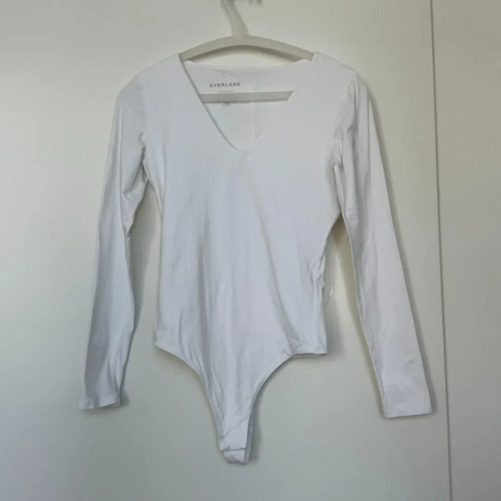 Everlane Long Sleeve V-neck Bodysuit in White - Picture 2 of 7